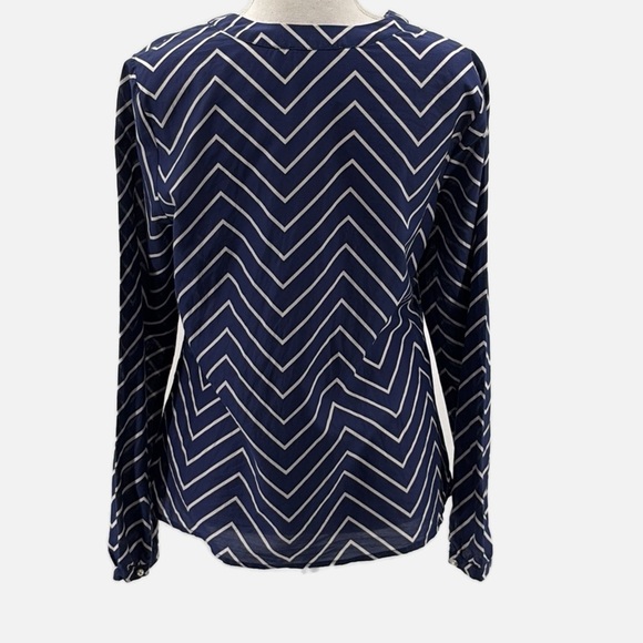 Elizabeth McKay Silk & Cotton Split Neck Long Sleeve Chevron on Navy Blouse - 6 - Picture 4 of 9
